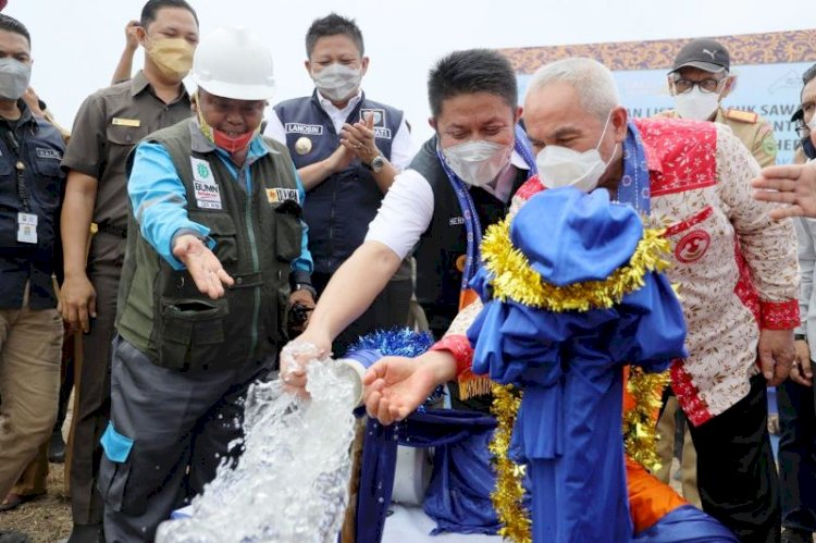 Gubernur Sumsel Herman Deru dan Ketua Umum DPP Perhiptani Isran Noor meninjau air untuk mengairi sawah dari pompan sumur bor yang merupakan bagian dari program listrik masuk sawah yang diresmikan di Kabupaten OKU Timur, Senin (4/10). (Humas Provinsi Sumsel/rmolsumsel.id) 
