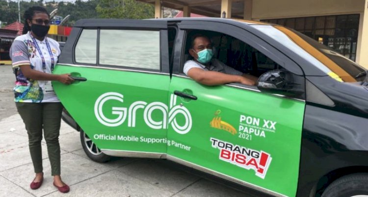 Seorang panitia PON XX Papua hendak pergi menggunakan angkutan gratis yang didukung Grab. (PB PON XX Papua/rmolsumsel.id)