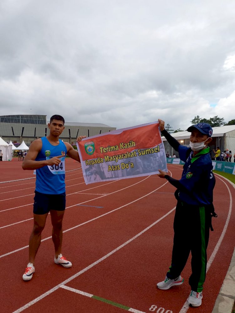 Rio Maholtra bersama pelatihnya Abdul Kadir Sani usai menjuarai di nomor 110 Meter Lari Gawang/Ist