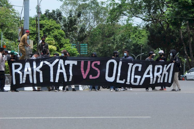 Massa AMPERA Memanggil saat membentangkan spanduk. (Yuni Rahmawati/rmolsumsel.id)