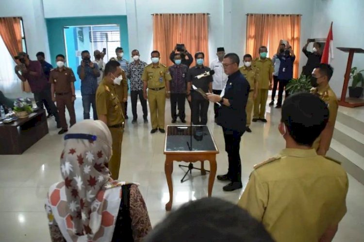 Wali Kota Pagar Alam Alpian Maskoni melantik dan mengukuhkan Samsul Bahri Burlian sebagai Ketua TPAKD Pagar Alam, Selasa (5/10). (Humas Pemkot Pagar Alam/rmolsumsel.id)