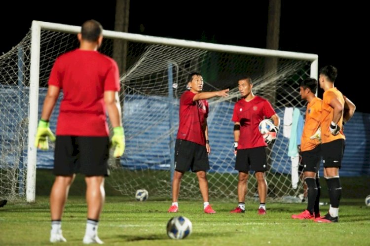 Pelatih kiper timnas Indonesia Kim Bong-soo memberikan instruksi kepada kiper pada sesi latihan di Chang Training Ground, Thailand. (PSSI/rmolsumsel.id)