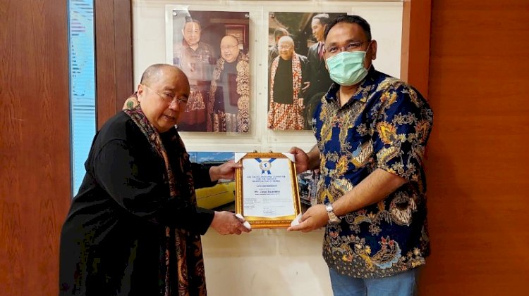 Direktur Biro Informasi Publik APRCPRK Teguh Santosa menyerahkan sertifikat Life Membership dari Komite Reunifikasi Damai Korea kepada budayawan Jaya Suprana, Selasa (5/10). (Ist/rmolsumsel.id)