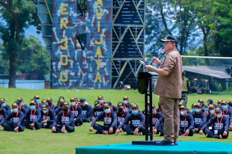 Bupati Muba Dodi Reza Alex pada pembukaan Bimtek perangkat desa di Yonif Raider 300/Brajawijaya Cianjur, Jawa Barat, Rabu (6/10). (Humas Pemkab Muba/rmolsumsel.id)