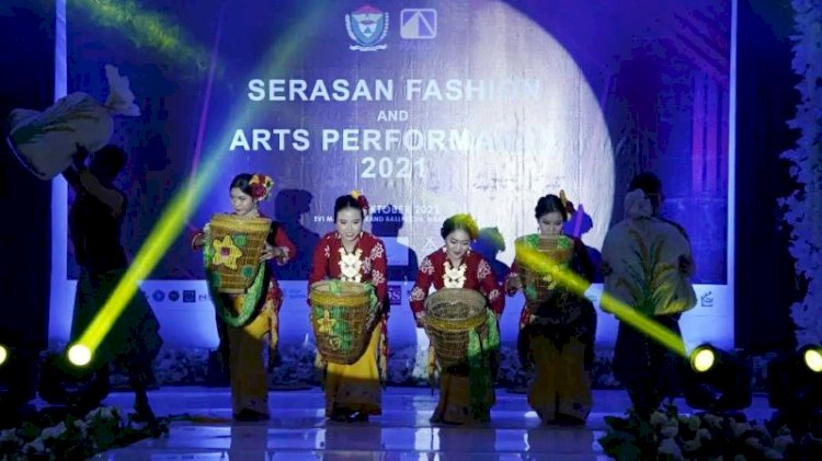 Kelompok tari membawakan tarian Muara Enim pada Serasan Fashion and Arts Performance 2021, Rabu (6/10). (Dinas Kominfo Muara Enim/rmolsumsel.id)