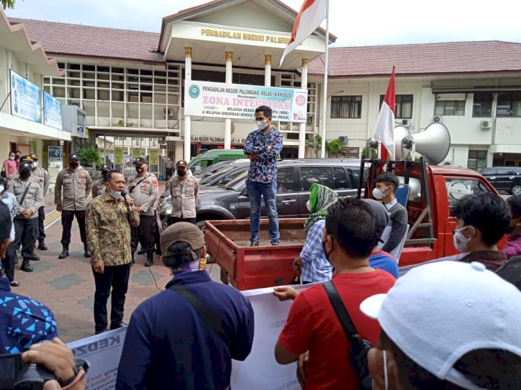Masa dari Masyarakat Peduli Pembangunan Masjid Sriwijaya datangi Pengadilan Palembang/Yosep Indra Praja/rmolsumsel.id