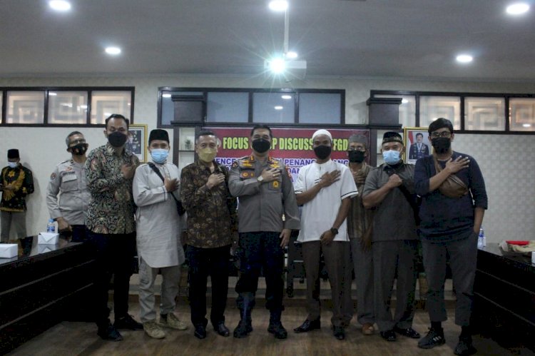 Polrestabes Palembang menggelar Focus Group Discusion (FGD) dengan mengangkat tema Pencegahan dan penanggulangan paham radikalisme dan terorisme diwilayah kota Palembang, pada Kamis (7/10) bertempat di Aula Cendrawasih Polrestabes Palembang.(ist/rmolsumsel.id)