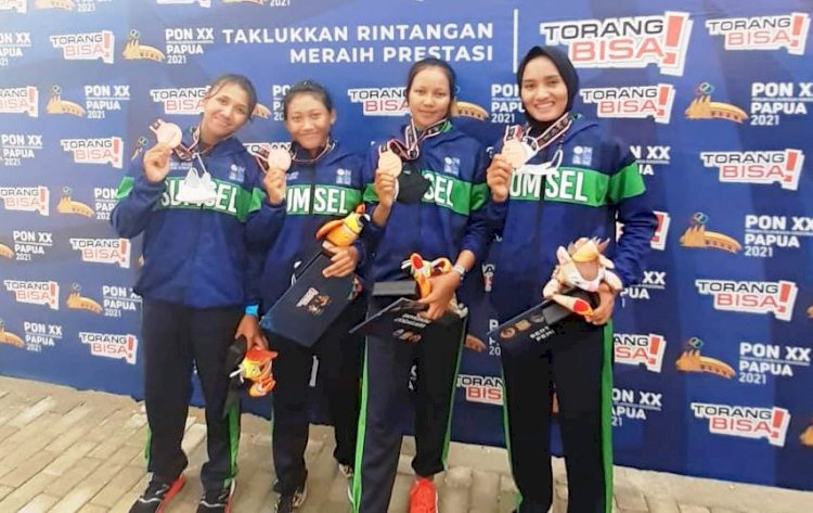 Putri, Risa, Raidah, dan Amanda meraih medali perunggu PON XX Papua di cabang olahraga rowing nomor quadruple sculls (W4X) putri, Kamis (7/10). (Ist/rmolwumsel.id)
