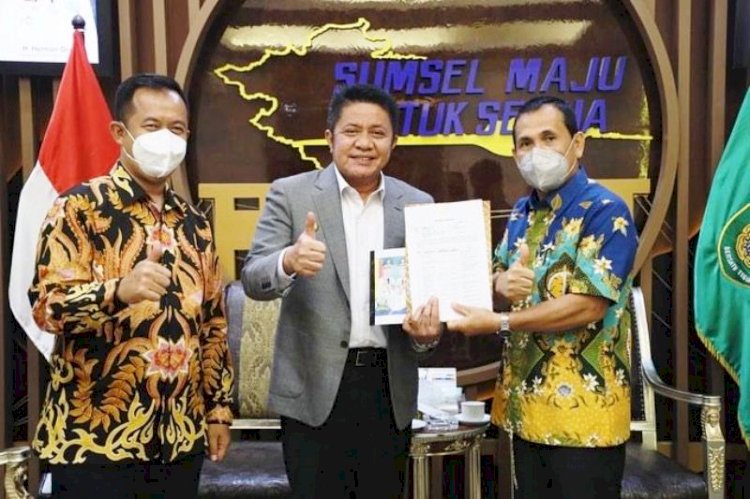 Wali Kota Lubuklinggau SN Prana Putra Sohe bersama Ketua DPRD Rodi Wijaya menyerahkan usulan program pembangunan yang dibiayai Bantuan Gubernur Sumsel tahun 2022 kepada Gubernur Sumsel Herman Deru, Kamis (7/10). (Humas Provinsi Sumsel/rmolsumsel.id)