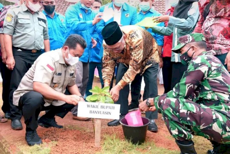 Bupati Banyuasin Askolani dan Wakil Bupati Slamet Somosentono menanam bibit buah alpukat di Kelurahan Seterio, Kamis (7/10). (Dinas Kominfo Banyuasin/rmolsumsel.id)