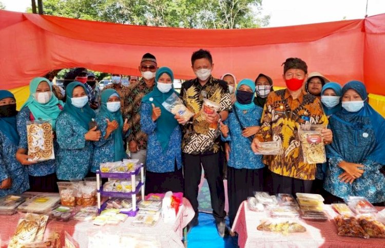 Bupati OKU Timur Lanosin Hamzah bersama ibu-ibu TP PKK mempromosikan berbagai makanan ringan produksi UMKM pada launching Kampung Koperasi di Desa Wanabhakti, Kamis (7/10). (Dinas Kominfo OKU Timur/rmolsumsel.id)