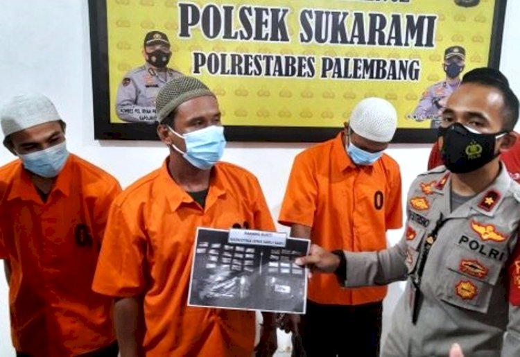 Kapolsek Sukarami Kompol Budi Hartono Sutrisno menunjukkan tersangka pengedar sabu-sabu yang ditangkap di Jalan Naskah II. (Ist/rmolsumsel.id)