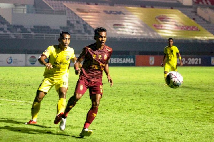 Penyerang Sriwijaya FC Afriansyah dikawal bek Babel Muba United pada laga pertama Grup A. Pada laga ketiga Grup A, kedua tim ini akan bertukar jam pertandingan menghadapi lawan masing-masing. (MO Sriwijaya FC/rmolsumsel.id)