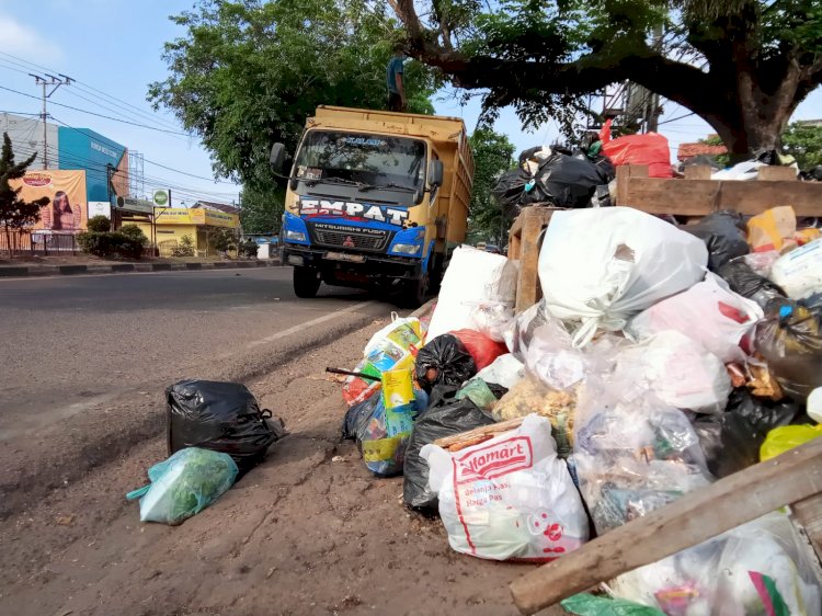 Salah satu kondisi pinggiran jalan yang dijadikan sebagai tempat pembuangan sampah. (Mita Rosmita/rmolsumsel.id)