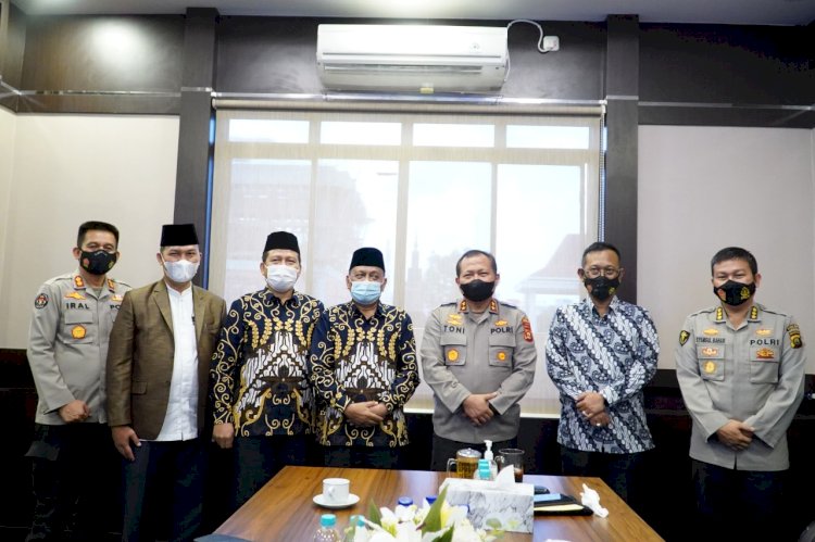 Kapolda Sumsel, Irjen Pol Toni Harmanto, menerima audensi dan silahturrahmi ketua Pengurus wilayah Muhammadiyah Sumsel Prof H Romli, diruang kerjanya Gedung Promoter LT II Mapolda Sumsel.(ist/rmolsumsel.id)