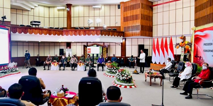 Presiden Joko Widodo memberikan pengarahan kepada Forum Koordinasi Pimpinan Daerah (Forkopimda) se-Provinsi Bali di Gedung Wisma Sabha Utama, Kompleks Kantor Gubernur Bali. (Istimewa/rmolsumsel.id)
