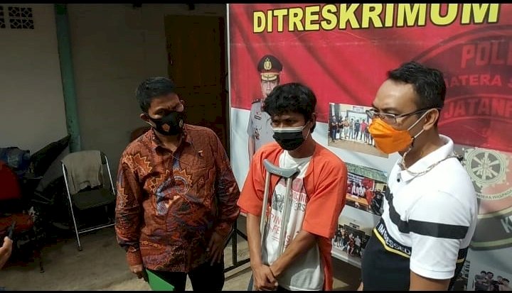 Tersangka saat ditangkap oleh Ditreskrimum Polda Sumsel. (Istimewa/rmolsumsel.id)