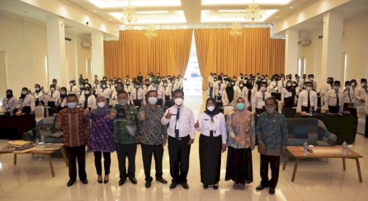 Para peserta seleksi substansi bakal calon kepala sekolah Kota Lubuklinggau berfoto bersama pada pembukaan di Hotel Dewinda, Sabtu (9/10). (Dinas Kominfo Lubuklinggau/rmolsumsel.id)