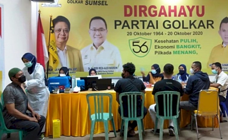 Warga mengikuti vaksinasi yang diselenggarakan DPD Partai Golkar Palembang dan Dinkes, Sabtu (9/10). (Ist/rmolsumsel.id)