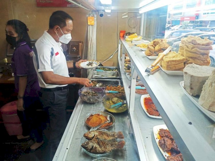 Menpora Zainudin Amali memilih lauk dan sayur saat makan di warung makan uai meninjau pertandingan PON XX Papua di Jayapura, Sabtu (9/10). (Kemenpora/rmolsumsel.id)