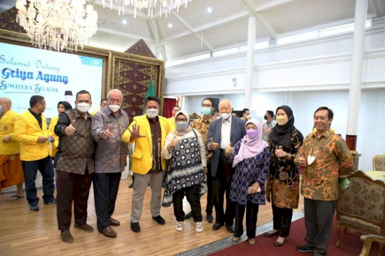 Gubernur Sumatera selatan Herman Deru bersama para dosen Universitas Sriwijaya. (Humas Provinsi Sumsel/rmolsumsel.id)
