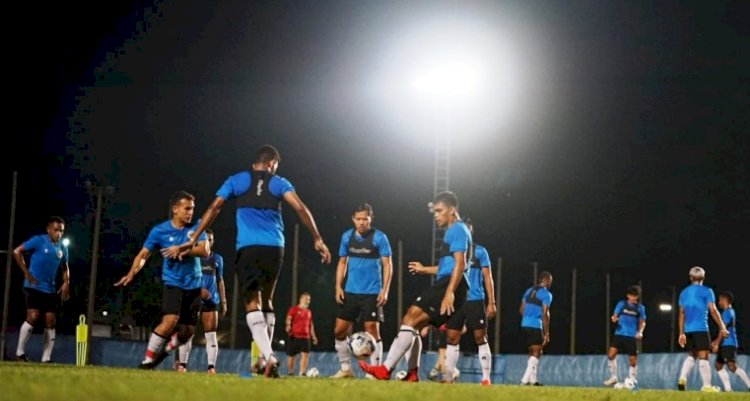 Pemain timnas Indonesia menjalani latihan di Chang Training Ground Buriram, Thailand, Sabtu malam (9/10). (PSSI/rmolsumsel.id)