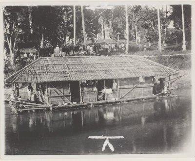 Rumah rakit sekalian menjadi warung  di tahun 1900 di Sungai Musi  Palembang.  (collections in the KITLV Digital Image Library/rmolsumsel.id)
