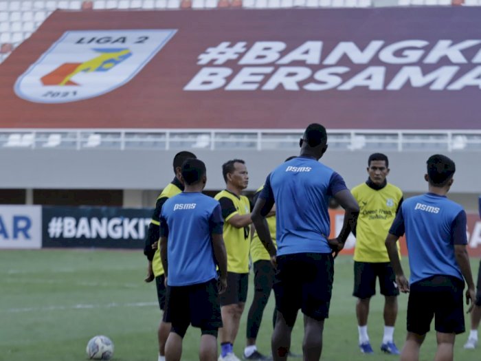 Pelatih PSMS Medan Ansyari Lubis saat memberikan instruksi dalam latihan tim di Stadion Gelora Sriwijaya Jakabaring Palembang/ist