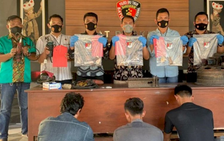 Satreskrim Polres OKU Timur,  menggrebek home industry (industri rumahan) pembuatan sejata api rakitan (Senpira) , di Dusun Umbul Sari, Desa Muncak Kabau, Kecamatan Buay Pemuka Bangsa Raja, OKU Timur. Polisi menemukan alat membuat senpira dan juga senjata api yang siap jual.(ist/rmolsumsel.id)