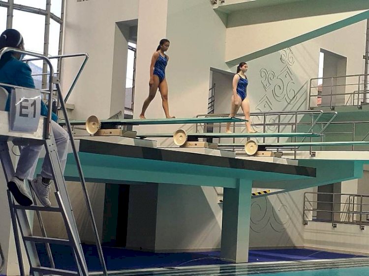 Atlet loncat indah Sumsel Amanah Giovanna Cavenati dan Andreva Rasty Putri meraih medali perunggu nomor synchronized papan 3 meter putri, Minggu (10/10). (Humas KONI Sumsel/rmolsumsel.id)