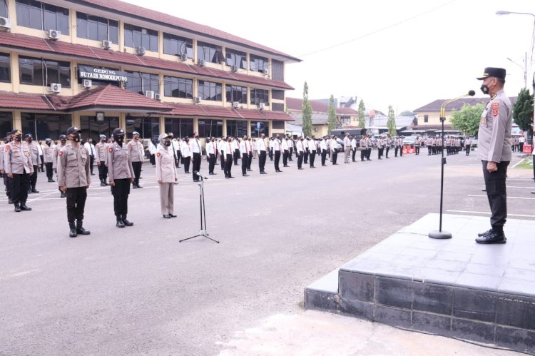 Karo SDM Kombes Pol Ucu Kuspriyadi, memimpin apel pagi di Lapangan Mapolda Sumsel, Senin (11/10). (ist/rmolsumsel.id)