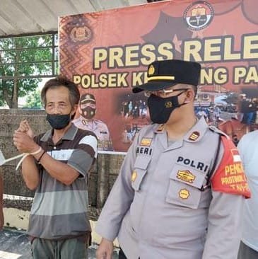 Suteresno alias Tris (56), ditangkap Unit Reskrim Polsek Kemuning lantaran melakukan pembacokan terhadap korban Umar menggunakan pedang samurai. (ist/rmolsumsel.id)