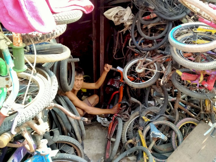 Bengkel sepeda Asan yang berada di Jalan Datuk Moh. Akib, Kecamatan Bukit Kecil, Palembang sepi  pelanggan. (humaidy kenny/rmolsumsel.id)