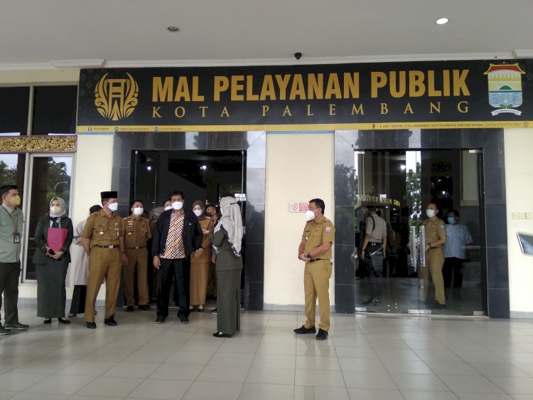 Anggota Ombudsman RI, Johanes Widijantoro saat mengunjungi MPP ditemani oleh Wali Kota Palembang, Harnojoyo. (Alwi Alim/rmolsumsel.id) 