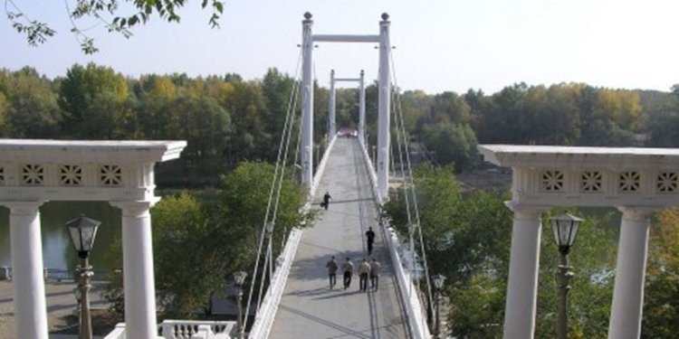 Jembatan pejalan kaki di atas Sungai Ural di Orenburg di Rusia. (ist/rmolsumsel.id)