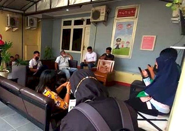 Sejumlah perwakilan mendatangi Posko Pengaduan Korban Investasi DHD yang ada di Ditreskrimum Polda Sumsel, Senin (11/10). (Ist/rmolsumsel.id)