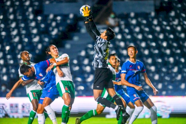 Kiper timnas Indonesia M Riyandi mengamankan bola dari para pemain Taiwan pada leg kedua playoff kualifikasi Piala Asia 2023 di Stadion Chang Arena Buriram, Thailand, Senin malam (11/10). (AFC/rmolsumsel.id)
