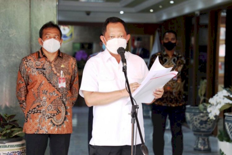 Mendagri Muhammad Tito Karnavian memberikan keterangan pers di Lobi Gedung A Kantor Kemendagri, Jakarta Pusat, Senin (11/10). (Kemendagri/rmolsumsel.id)