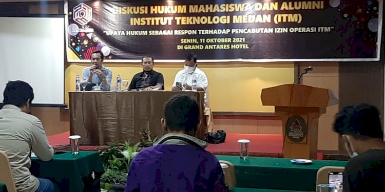 Diskusi Hukum Mahasiswa dan Alumni ITM atas pencabutan izin operasional kampus mereka. (RMOLSumut)