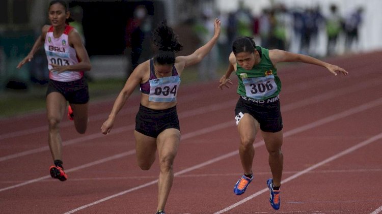 Sprinter Sumsel, Sri Maya (kanan) menjadi yang tercepat di cabor Atletik Lari 400 meter putri di ajang PON XX Papua. (net/rmolsumsel.id)