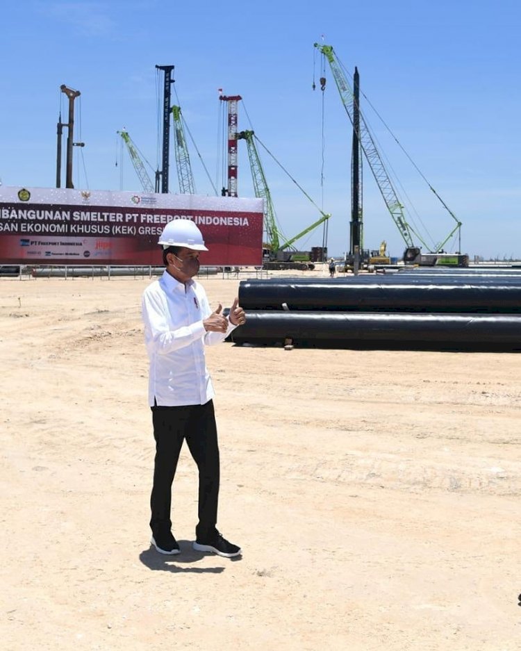 Presiden Jokowi saat Groundbreaking pembangunan Smelter PT. Freeport Indonesia di Kawasan Ekonomi Khusus (KEK) Gresik, Jawa Timur, Selasa (12/10).  (net/rmolsumsel.id)