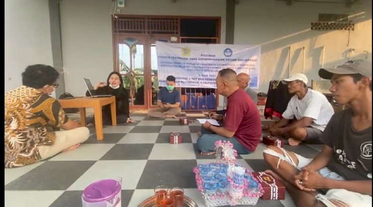 Tim dosen Politeknik Negeri Sriwijaya melakukan pelatihan keuangan dan demo penggunaan teknologi pembudidayaan ikan bertenaga surya berbasis IOT terintegrasi Urban Farming kepada kelompok peternak ikan di Palembang. (ist/rmolsumsel.id)