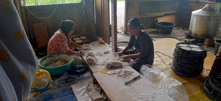 Proses pembuatan kemplang tunu oleh pengrajin di Desa Muara Baru Pemulutan, Ogan Ilir. (yuni rahmawati/rmolsumsel.id)