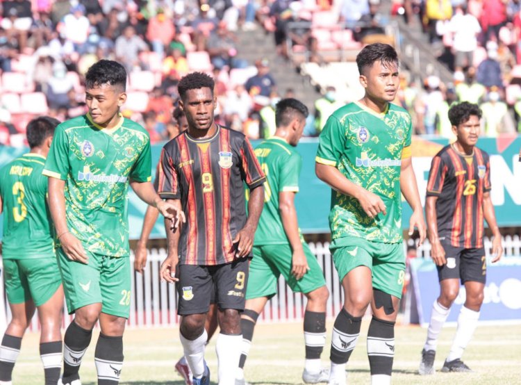 Pertandingan Sepak Bola Putra antara Papua VS Kalimantan Timur di babak semifinal dalam ajang PON XX PAPUA 2021. Akhir Pertandingan tim tuan rumah Papua berhasil mengalahkan tim Kalimantan Timur dengan skor 5:1. Stadion Mandala, Jayapura,Selasa,12 Oktober 2021. (Foto :PB PON XX PAPUA)