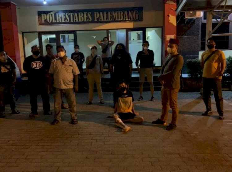 Tersangka penodongan di dalam angkutan kota (angkot) tak berdaya usai ditembak polisi pada bagian kaki.(Istimewa/rmolsumsel). 