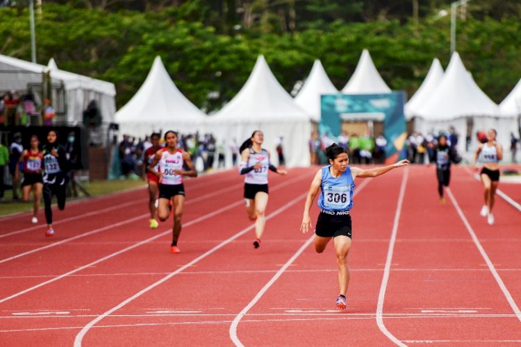 Sprinter Sumsel Sri Mayasari (306) kembali meraih medali emas di nomor 400 meter putri pada PON XX Papua sekaligus memecahkan rekor PON dan rekor nasional, Selasa (12/10). (PB PON XX Papua/rmolsumsel.id)