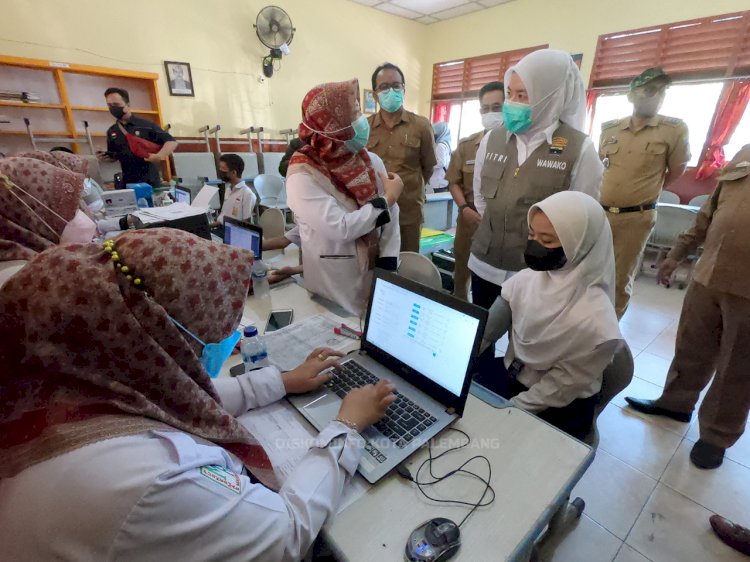Wakil Wali Kota Palembang, Fitriyanti Agustinda saat meninjau langsung pelaksanaan vaksinasii. (Istimewa/rmolsumsel.id)