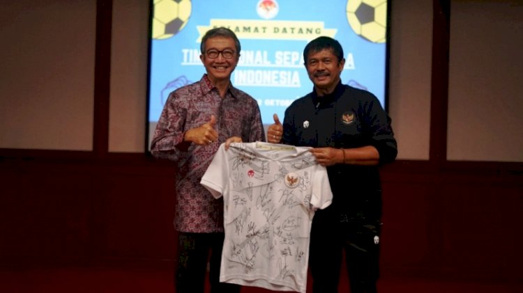 Direktur Teknik PSSI Indra Sjafri menyerahkan kenang-kenangan jersei yang ditandatangani pemain timnas Indonesia kepada Duta Besar Indonesia untuk Thailand merangkap Unescap Rachmat Budiman, Selasa (12/10). (PSSI/rmolsumsel.id)