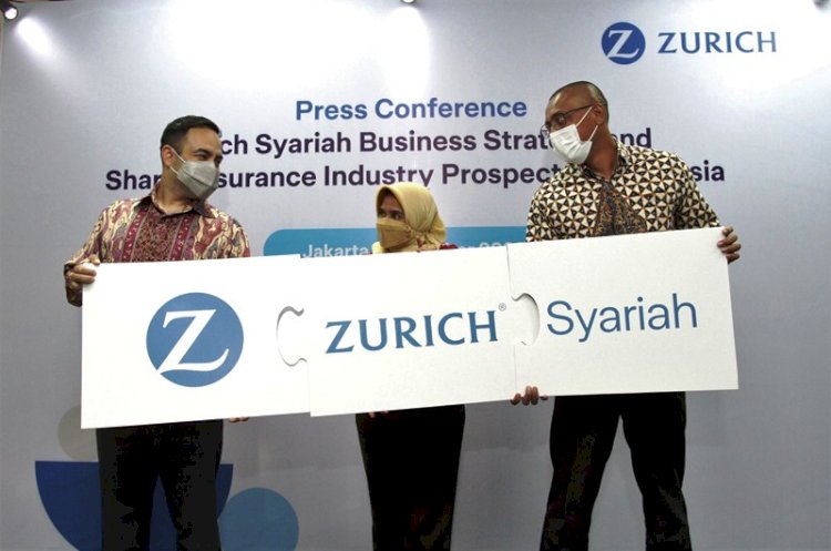 (kiri ke kanan) President Director Adira Insurance Hassan Karim, Chief Sales and Distribution Officer Zurich Syariah Auralusia Rimadiana, dan President Director Zurich Syariah Hilman Simanjuntak pada press conference usai diskusi mengenai strategi bisnis & prospek asuransi syariah di Indonesia, Selasa (12/10). (Ist/rmolsumsel.id)