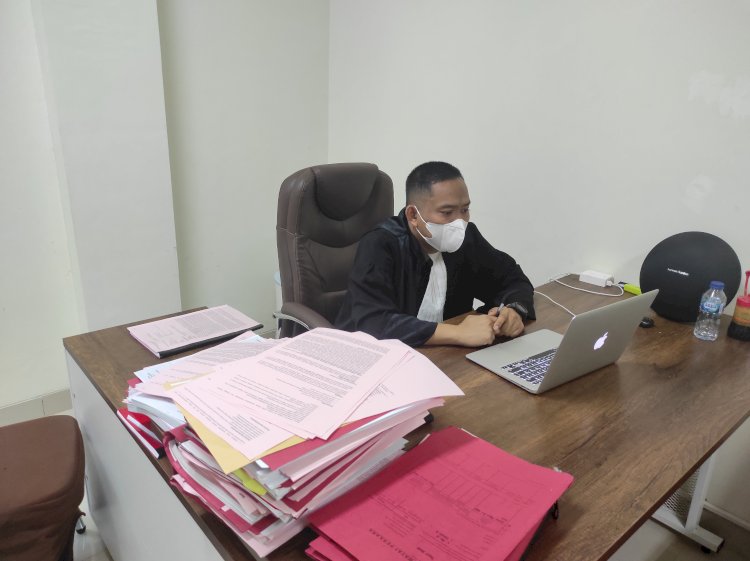 JPU Kejari Muba Ade Rachmad Hidayat saat membayakan tuntutan terhadap terdakwa AC dalam persidangan yang digelar. (Amarullah Diansyag/rmolsumsel.id)